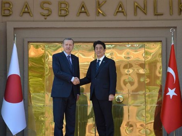 Abe resmi törenle karşılandı